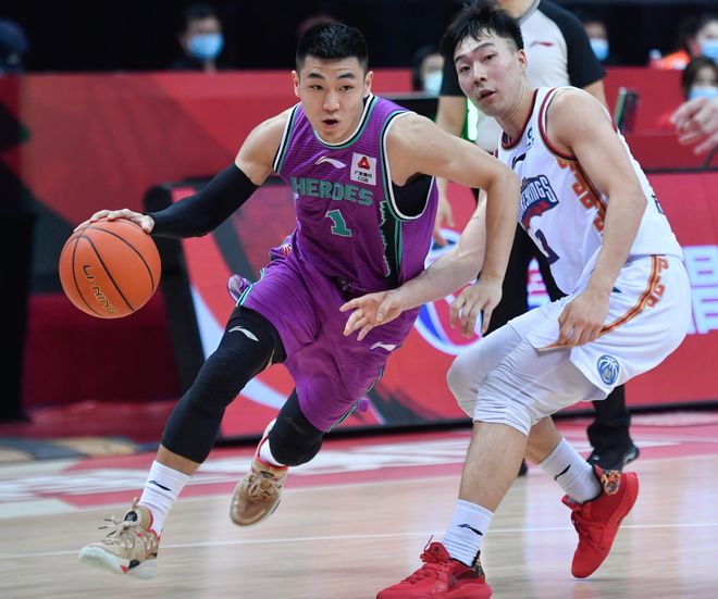 关键时刻山东男篮调整名单以备NBA季后赛赛前休斯敦火箭备战欧联，国际比赛日波尔图备战欧冠看傻球迷
